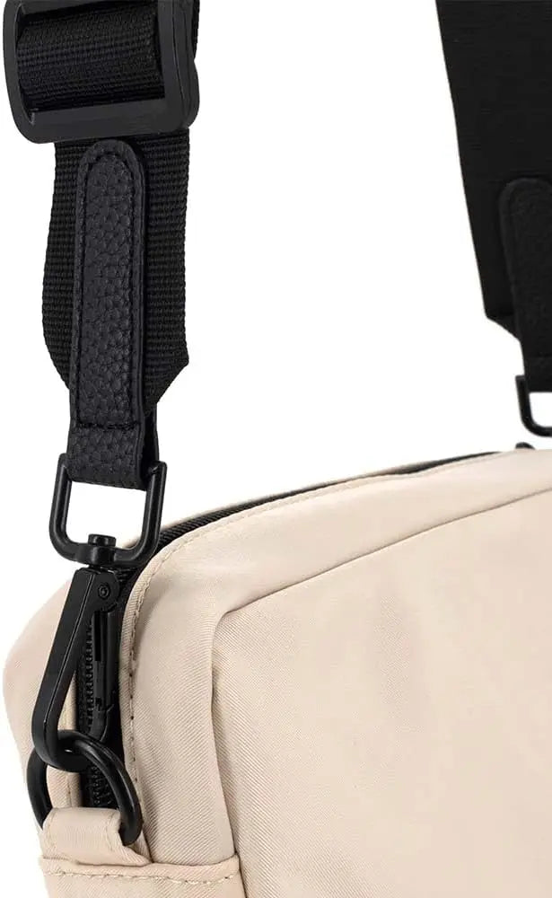 Dog Treat Pouch Waterproof Pet Training Treat Pouch Built-in Poop Bag Dispenser with Adjustable Shoulder Strap for Training